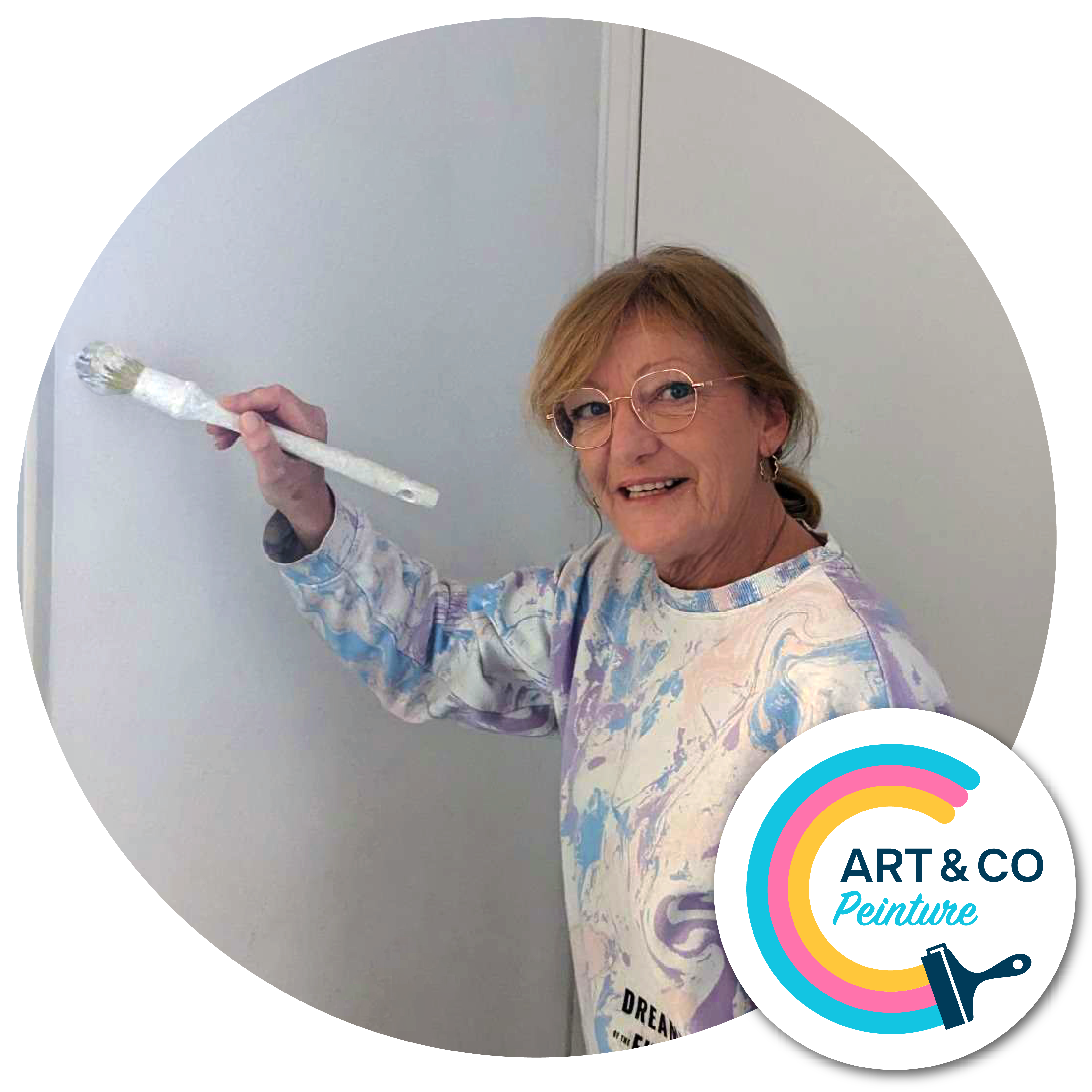 Corinne Jacques, artisane peintre d'Art & Co Peinture, applique la peinture d'un mur intérieur au pinceau
