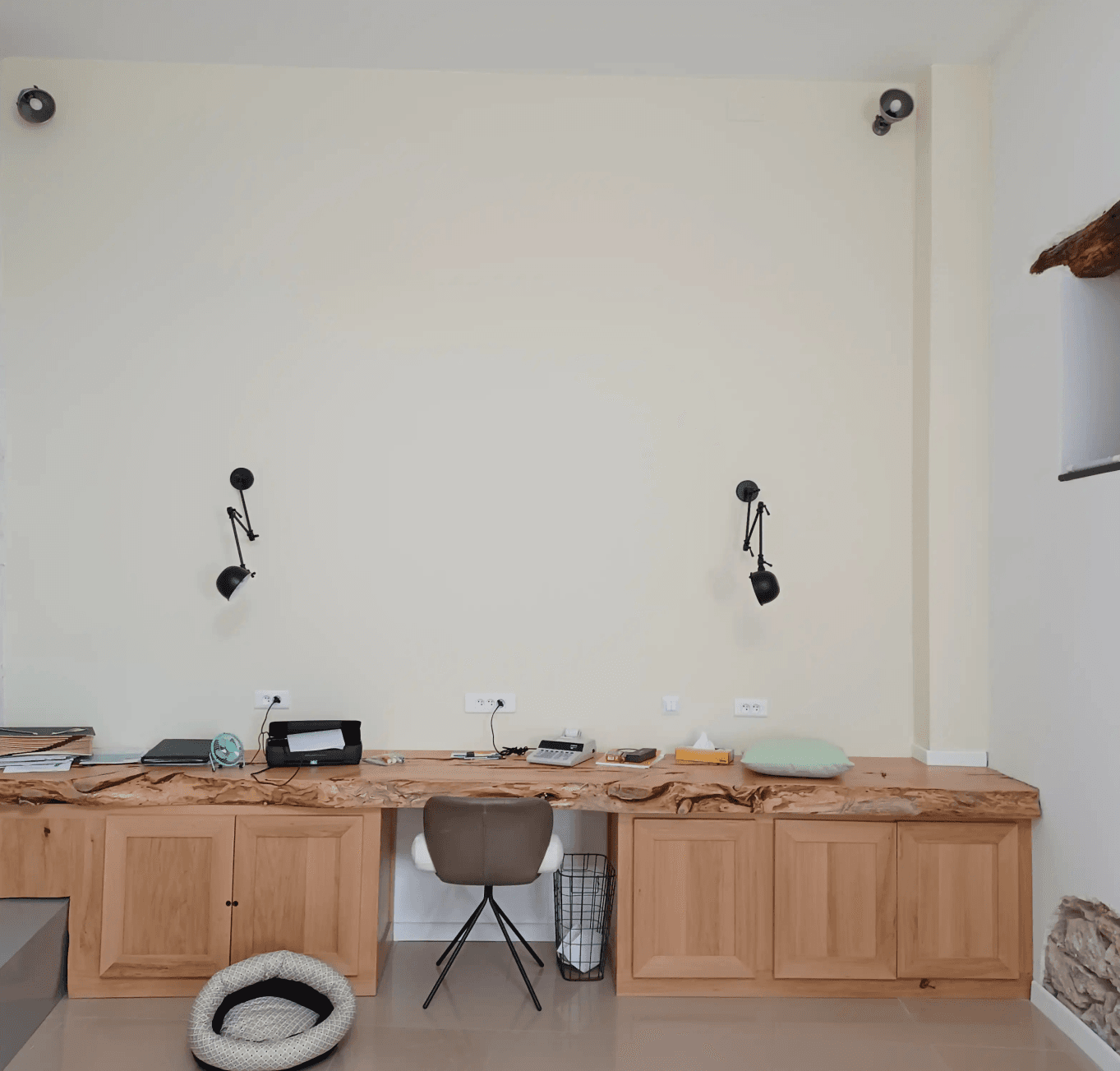 Bureau repeint : murs, plafond et encadrements