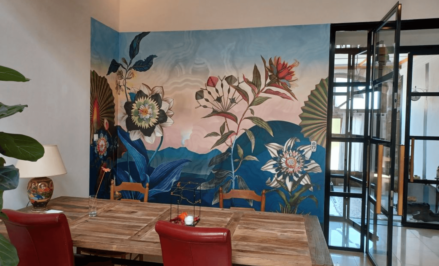 Salle à manger repeinte avec pose d'un poster mural