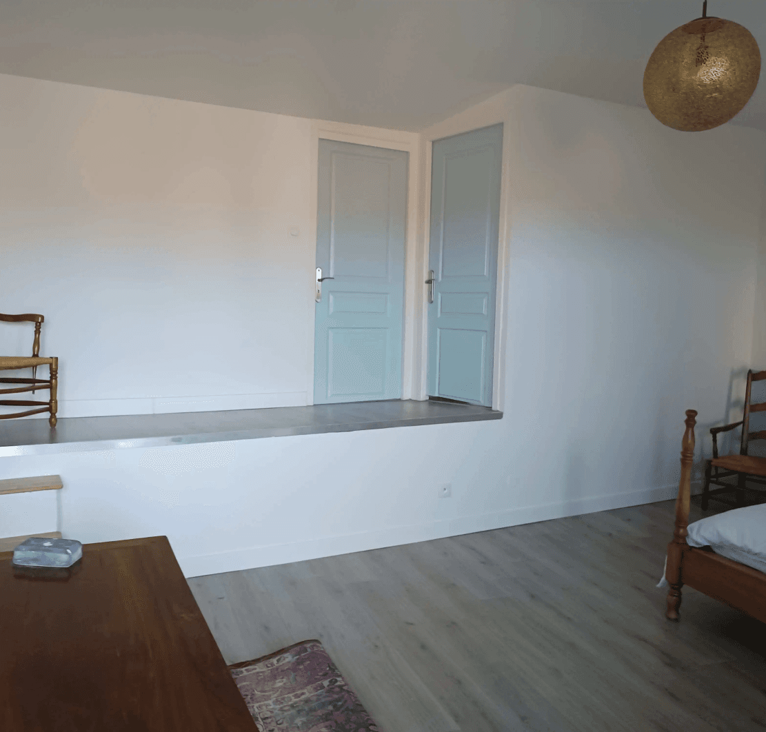 Murs et portes de la chambre après mise en peinture