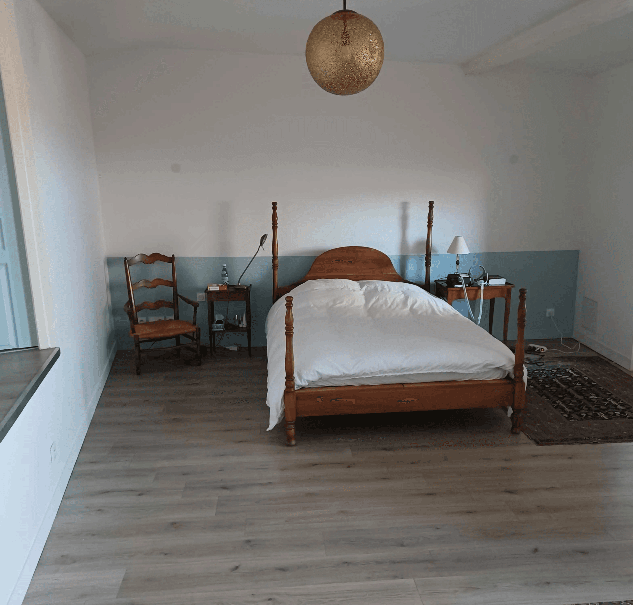 Vue d'ensemble de la chambre repeinte