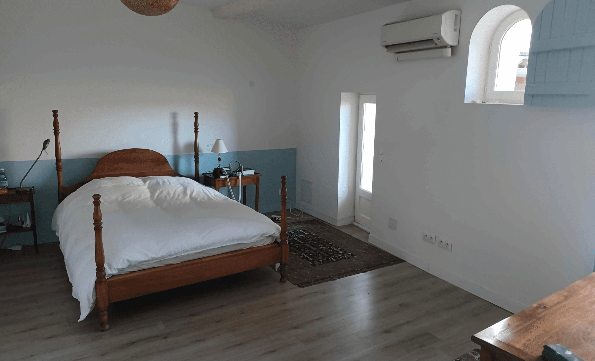 Chambre repeinte, murs et portes en finition